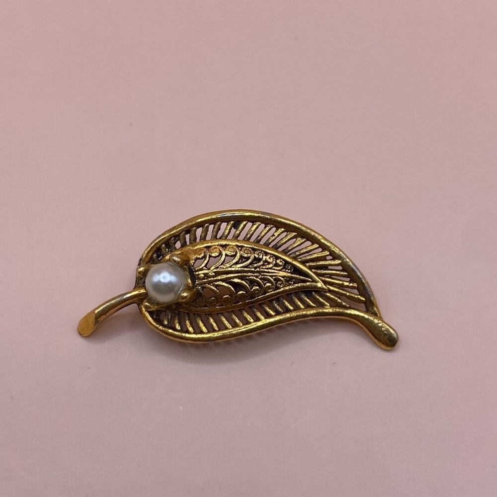 Vintage gold tone‎ design metal leaf with faux Pearl brooch pin